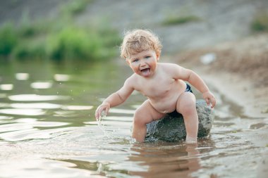 suda oynarken küçük komik çocuk