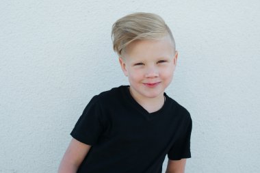 parlak arka plan üzerinde duygusal delikanlı