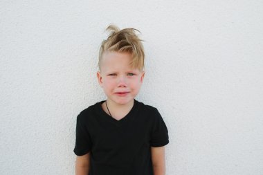 parlak arka plan üzerinde duygusal delikanlı