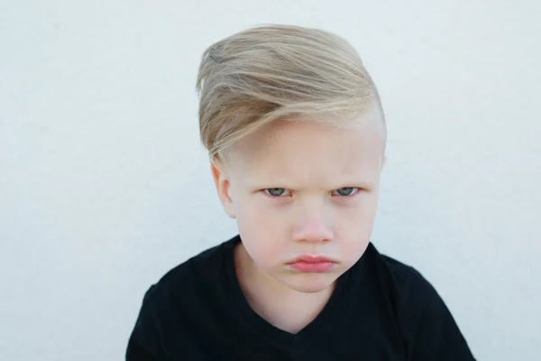 Jovem menino emocional no fundo brilhante — Fotografia de Stock