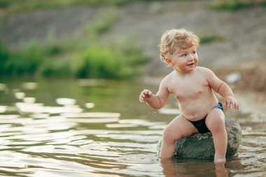 suda oynarken küçük komik çocuk