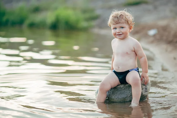 Pequeño chico divertido jugando en el agua — Foto de Stock