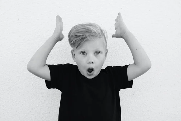 Jovem menino emocional no fundo brilhante — Fotografia de Stock