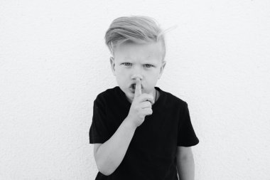 parlak arka plan üzerinde duygusal delikanlı