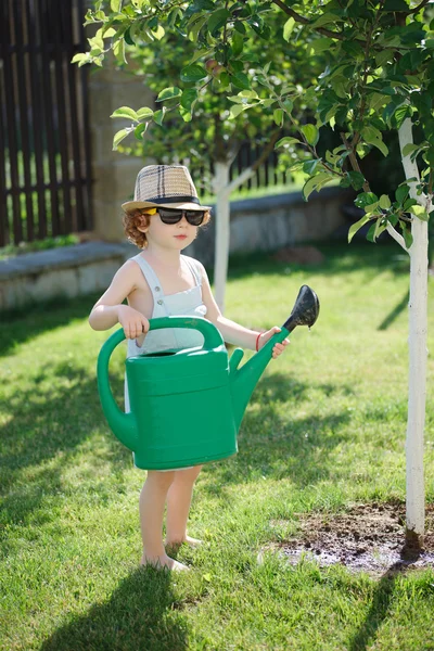 少年の夏の庭の木に水をまく — ストック写真
