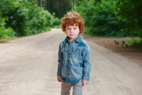 Aranyos kis érzelmi fiú szabadban — Stock Fotó