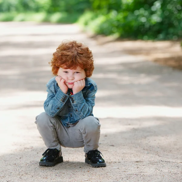 Sevimli küçük duygusal çocuk açık havada — Stok fotoğraf
