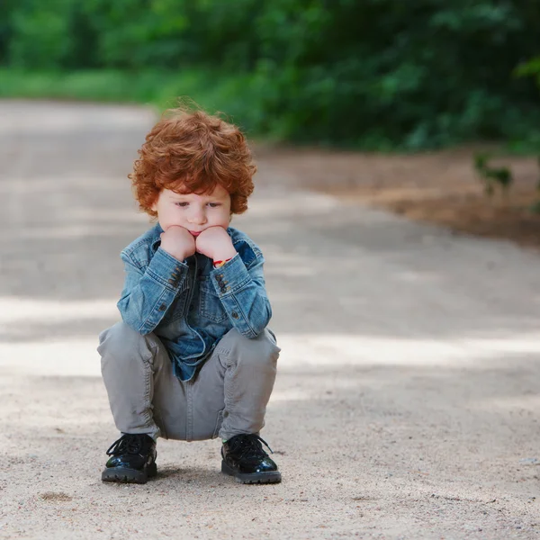 Lindo poco emocional chico al aire libre —  Fotos de Stock