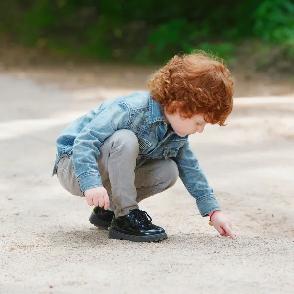 Милый маленький эмоциональный мальчик на улице — стоковое фото