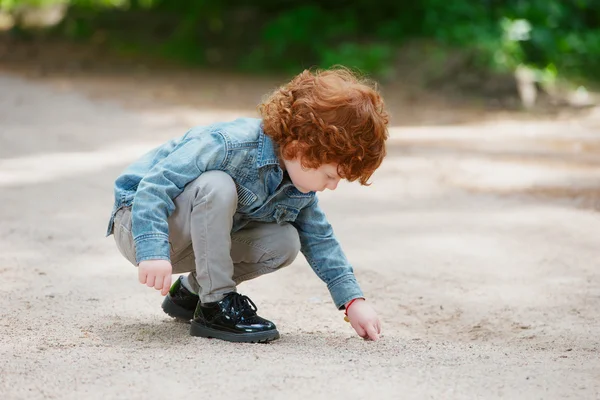 Carino piccolo ragazzo emotivo all'aperto — Foto Stock