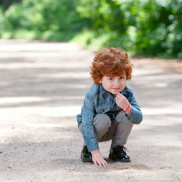 Милий маленький емоційний хлопчик на відкритому повітрі — стокове фото