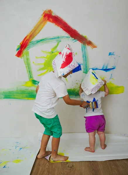 Happy children painting wall at home — Stock Photo, Image