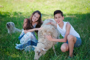 kız ve erkek kardeşim Köyü yaz geçirmek