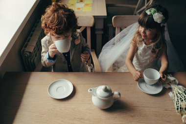 erkek ve kız kafede çay partisi