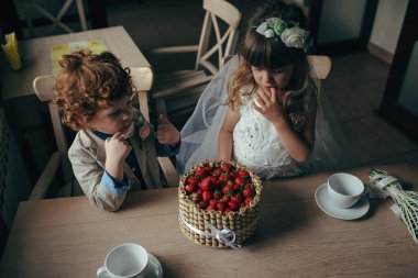 erkek ve kız kafede çay partisi