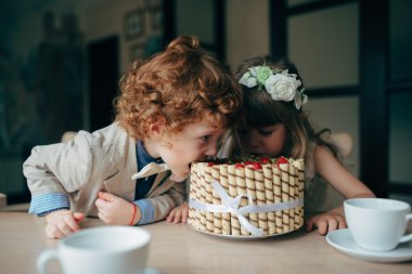 erkek ve kız kafede çay partisi
