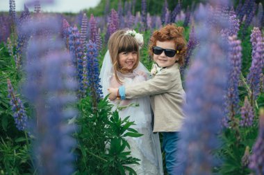 iki komik küçük gelinle damat