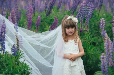 Gelin elbise ile güzel kız