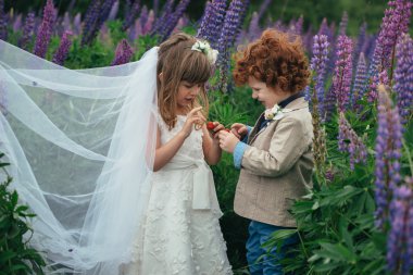 iki komik küçük gelinle damat