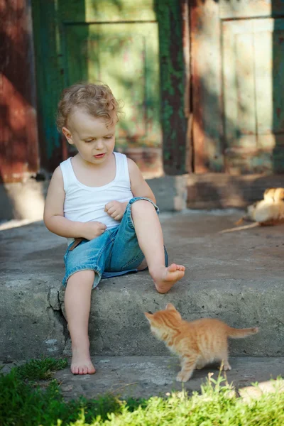 Menino com gatinho vermelho — Fotografia de Stock
