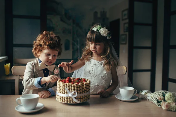 Chico y chica teniendo una fiesta de té en la cafetería — Foto de Stock
