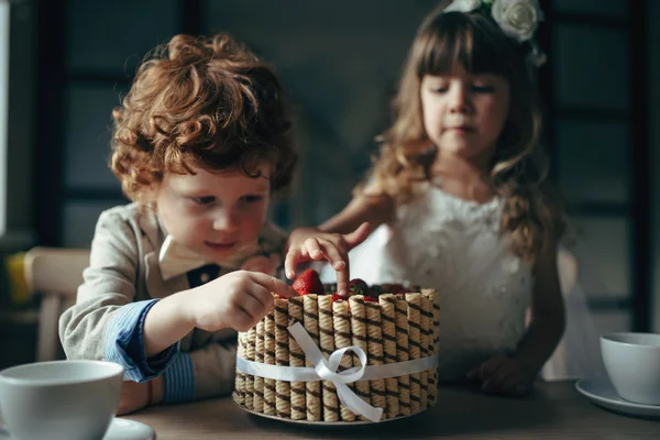 Chłopak i dziewczyna having tea party w kawiarni — Zdjęcie stockowe