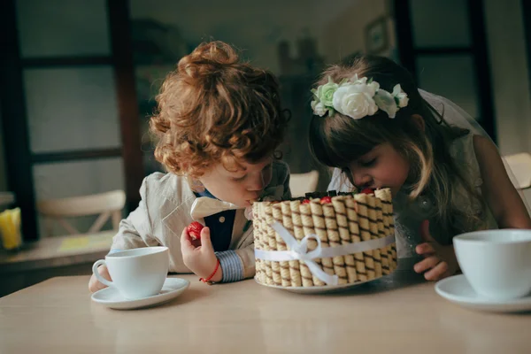 Chico y chica teniendo una fiesta de té en la cafetería — Foto de Stock