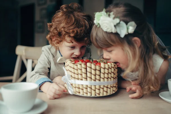 Menino e menina fazendo festa de chá no café — Fotografia de Stock