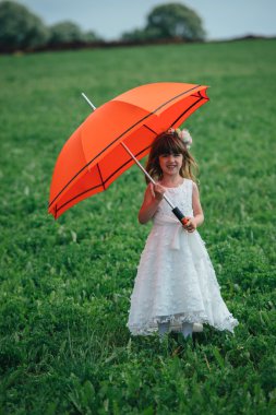 Gelin elbise ile güzel kız