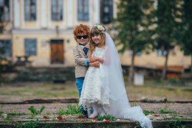 iki komik küçük gelinle damat