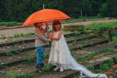 iki komik küçük gelinle damat