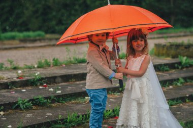 iki komik küçük gelinle damat
