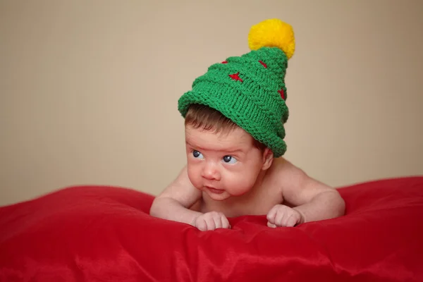 Pequeno bebê bonito com chapéu de árvore de natal — Fotografia de Stock