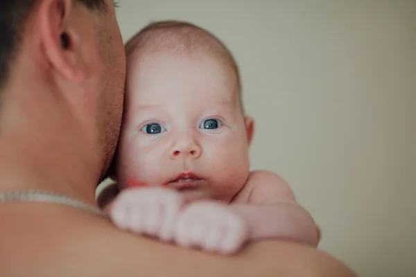 Söta baby på fäder händerna — Stockfoto