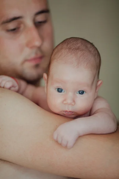 Dolce bambino sulle mani dei padri — Foto Stock