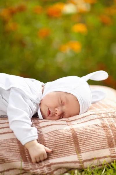 Dolce bambino addormentato con costume da coniglio — Foto Stock