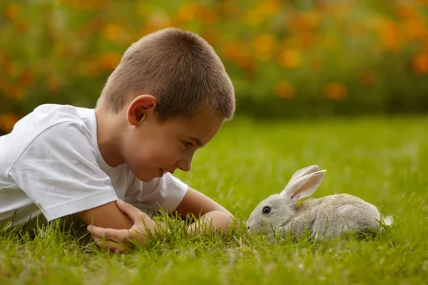 토끼를 데리고 있는 소년 — 스톡 사진