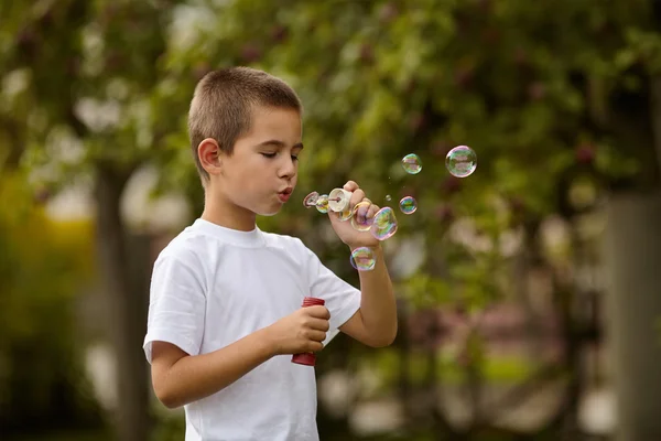 Liten pojke med bubblor — Stockfoto