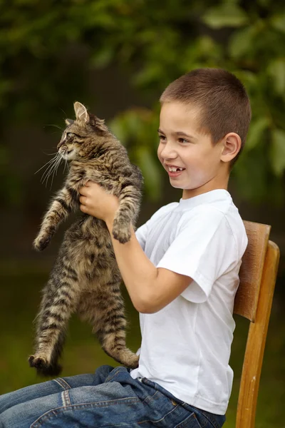 Lustiger Junge mit Katze — Stockfoto
