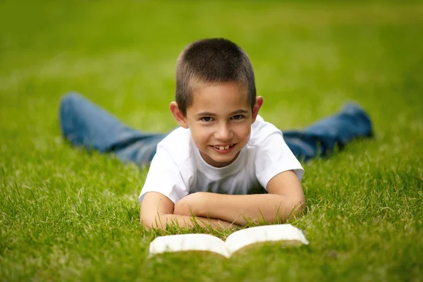 Pequeno menino feliz leitura livro — Fotografia de Stock