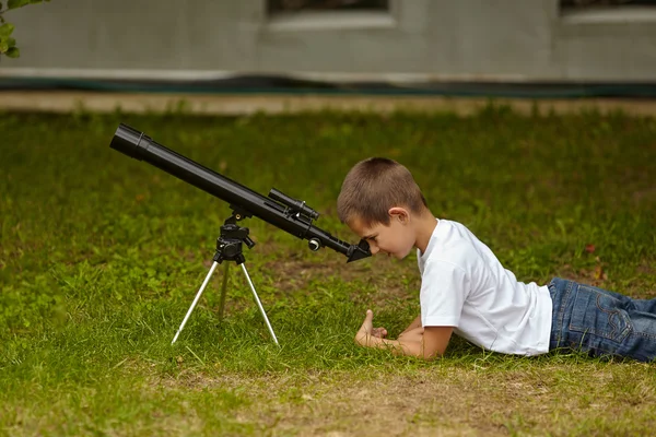 Glad liten pojke med teleskop — Stockfoto
