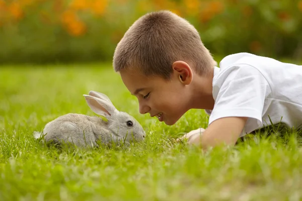 Kleine jongen met konijn — Stockfoto