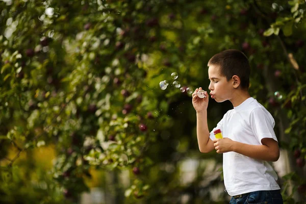 Menino com bolhas — Fotografia de Stock