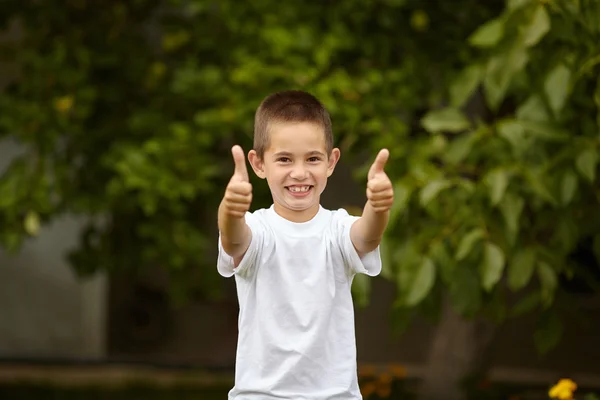 Pojke ger tummen upp — Stockfoto