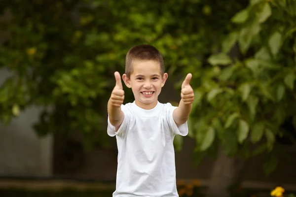 Jongen geven duimen omhoog — Stockfoto