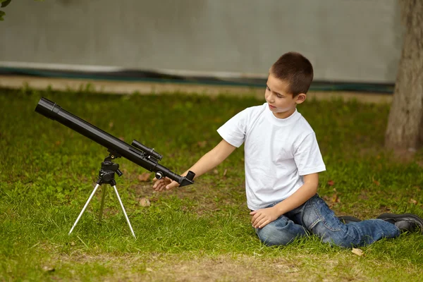 Glad liten pojke med teleskop — Stockfoto