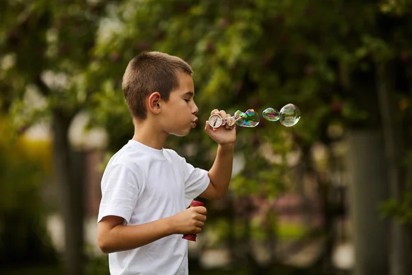 Malý chlapec s bublinami — Stock fotografie