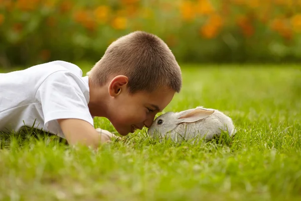 Menino com coelho — Fotografia de Stock