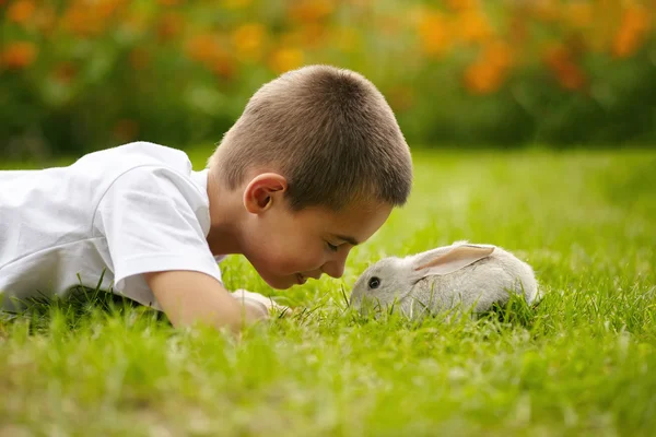 Ragazzino con coniglio — Foto Stock