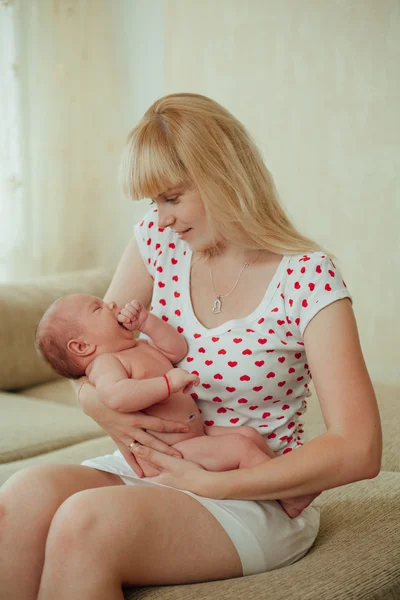 Jeune mère étreignant bébé — Photo